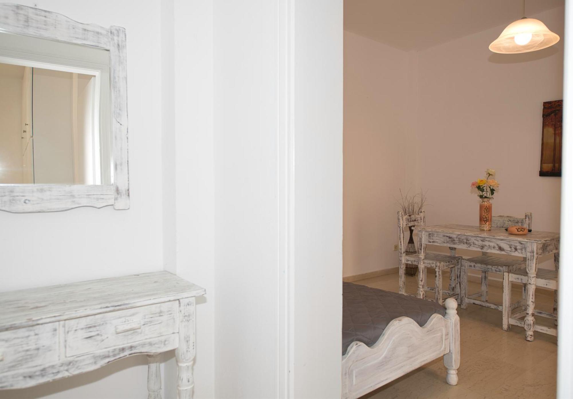 Ira Aparthotel Kamari (Santorini)